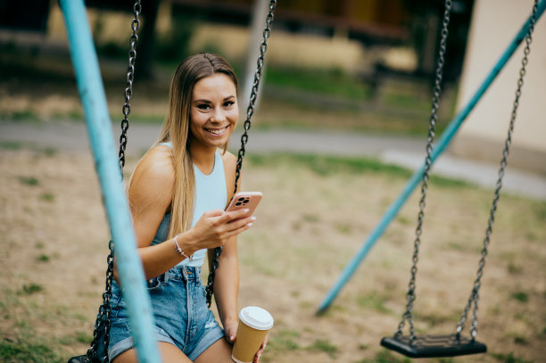 操场上的年轻女子图片下载