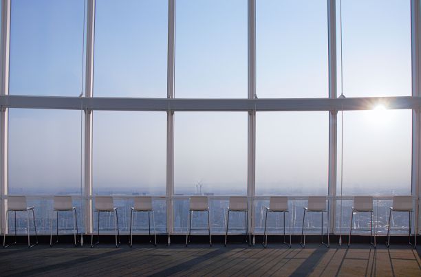 把空椅子放在全景窗前的美丽镜头图片下载