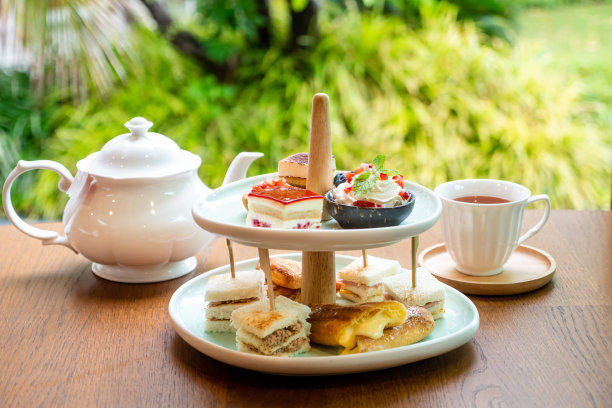 下午茶，新鲜蛋糕，糕点和三明治，热茶图片下载