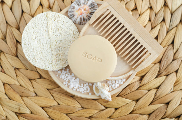 肥皂条(固体洗发水)，丝瓜浴海绵和木制梳子(梳子)。环保洗漱用品套装。天然美容护理、护肤或零浪费的理念。俯视图，复制空间。图片下载