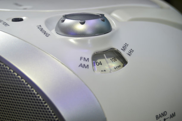 这幅图显示调频和调幅收音机今天仍然很受欢迎，尽管还有其他很有趣的东西值得关注。图片下载