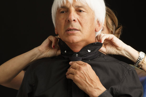 系领带。肖像。复古浪漫的一对。老式，男士，系领带，黑色时髦。图片下载