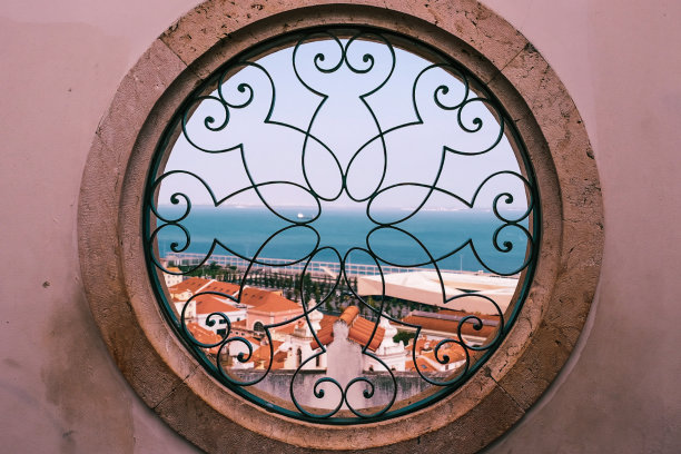 在里斯本，从带有金属图案的圆窗可以看到美丽的海景图片下载