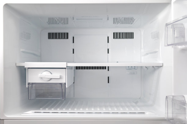 一个明亮的现代冰箱内部。图片下载