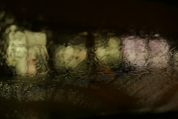 雨夜里的一盏灯图片下载