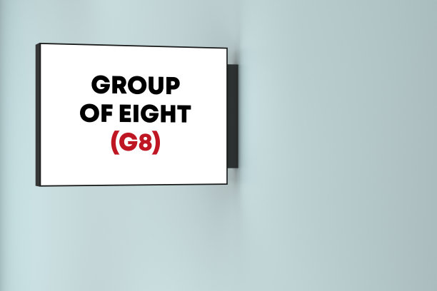 墙上灯箱上的八组字母图片下载