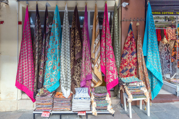 街头集市上五颜六色的围巾图片下载