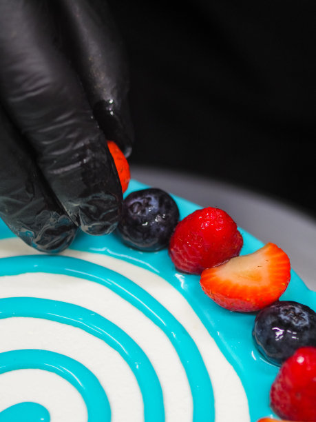 手工糕点厨师设计师顶部磨砂白色蛋糕与柔和的浅蓝色滴填充袋图片下载