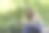 低角度的视角年轻的金发女子微笑和快乐，而飞行无人机与遥控器在手中，而在自然图片下载