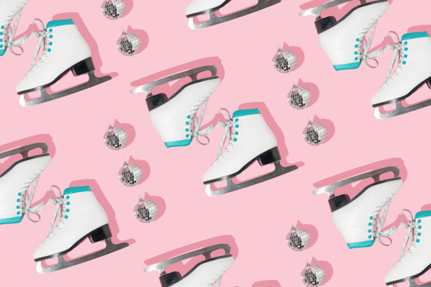 冬季创意图案与复古溜冰鞋和迪斯科球装饰在柔和的粉色背景。复古美学八九十年代的时尚背景。最小的冬季运动概念。图片下载