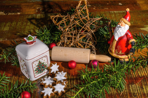 肉桂星，陶瓷饼干罐和其他圣诞装饰。图片下载