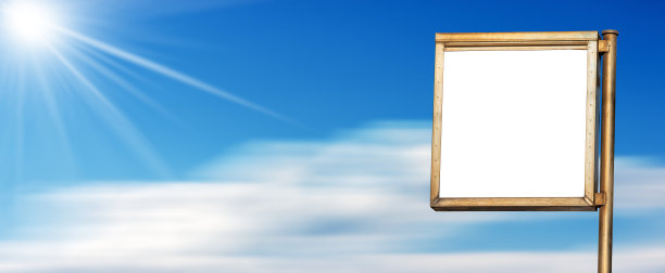 空白金属广告牌与复制空间对模糊的蓝天图片下载