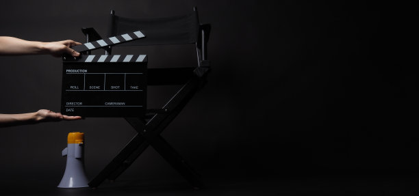 主任椅和扩音器，手握在黑黑的地板上的板子。图片下载