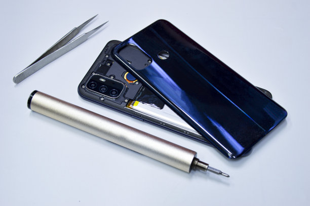 正在拆包维修的智能手机图片。放在白色背景上图片下载
