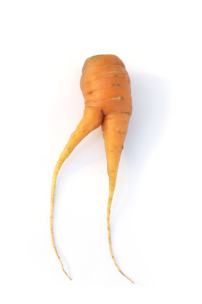 木制背景上形状滑稽的胡萝卜图片下载