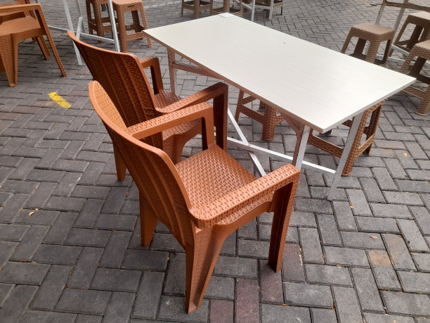 餐厅院子里的木质椅子和餐桌。图片下载