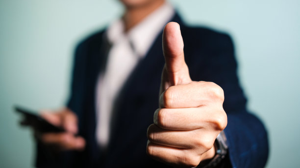商人露出大拇指。对工作满意的概念。图片下载
