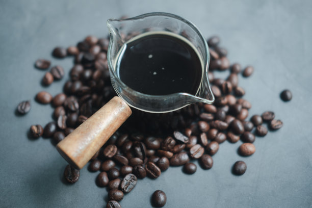 早上在家喝新鲜的热咖啡。图片下载