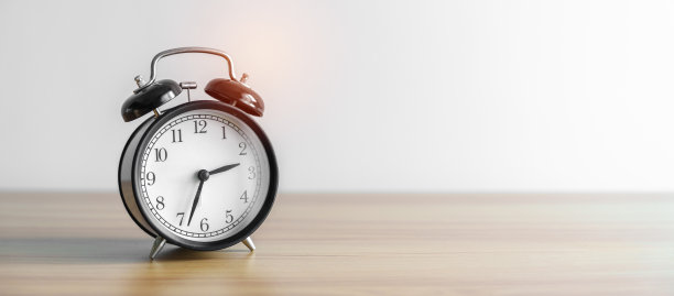 老式闹钟在木桌和复制空间的文字。活动，日常安排，下午，锻炼和工作生活平衡的概念图片下载