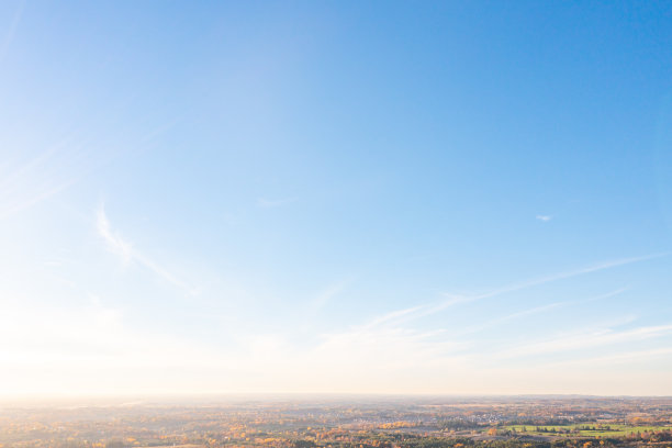 秋天的天空在早晨，伍德布里奇，加拿大图片下载