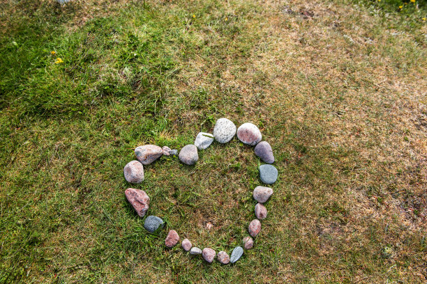 石头在草地上形成了一个心形图片下载