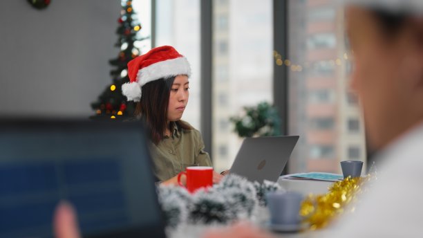 圣诞节期间在办公室工作的一群商务人士图片下载