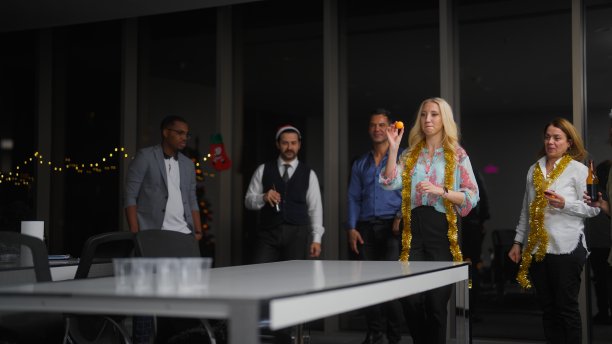 一群商务人士下班后在办公室举行圣诞办公室派对，享受游戏图片下载