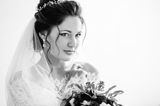 温柔的年轻新娘，戴着黑色和白色的王冠图片下载