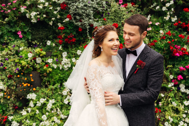 幸福的新娘微笑在彩色的花朵和t的背景下图片下载