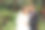 幸福的新娘微笑在彩色的花朵和t的背景下图片下载