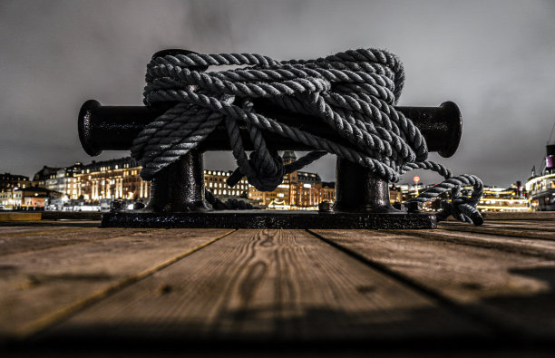 港口系在系柱上的绳子特写图片下载