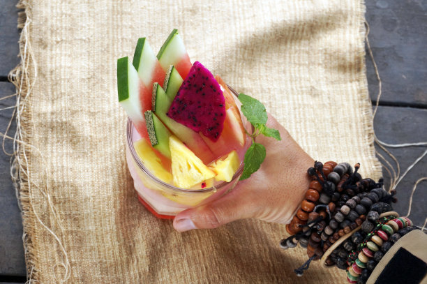 冰牛奶糖加水果。火龙果，西瓜，甜瓜，菠萝和薄荷叶。图片下载