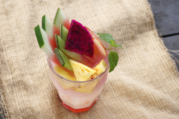 冰牛奶糖加水果。火龙果，西瓜，甜瓜，菠萝和薄荷叶。图片下载