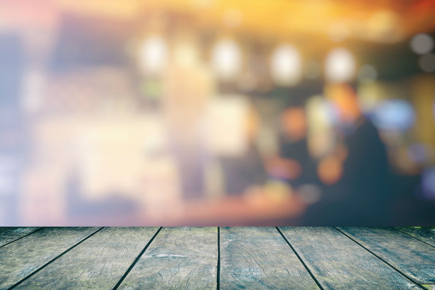 餐厅背景模糊的木桌。图片下载