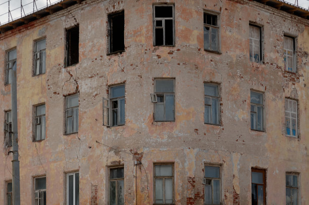 一幢废弃的破旧公寓大楼图片下载