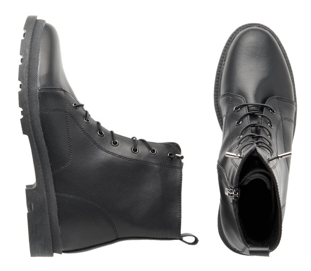 一双黑色的鞋子孤立在白色的背景上图片下载