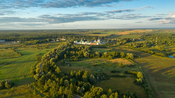 夏日傍晚日落时分，鸟瞰周围的尼古拉-佩什诺什基修道院图片下载