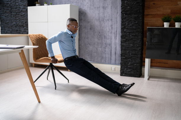 三头肌俯卧椅练习图片下载