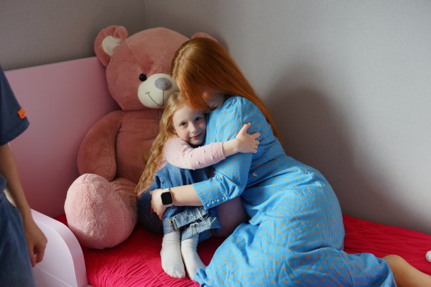 母女相拥。爱的背景。快乐的时刻。图片下载