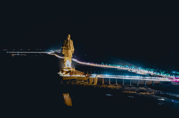 印度古吉拉特邦的团结雕像，在明亮的城市灯光下，从无人机上拍摄图片下载