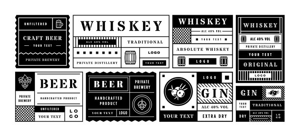 最低酒精饮料标签模板。几何贴纸布局精酿啤酒，威士忌和杜松子酒瓶。复古标签与啤酒花和浆果向量集。图片下载