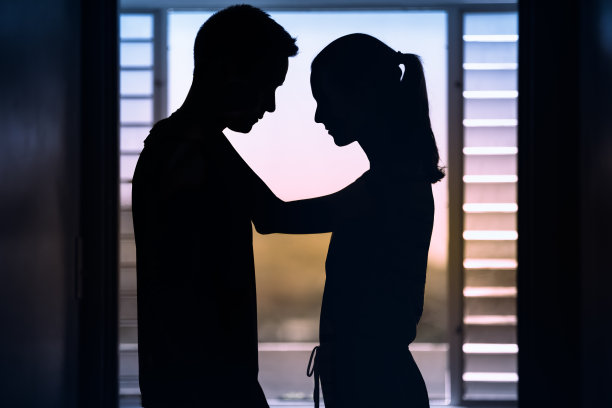 男人和女人，丈夫和妻子互相安慰，给予彼此精神上的支持。图片下载