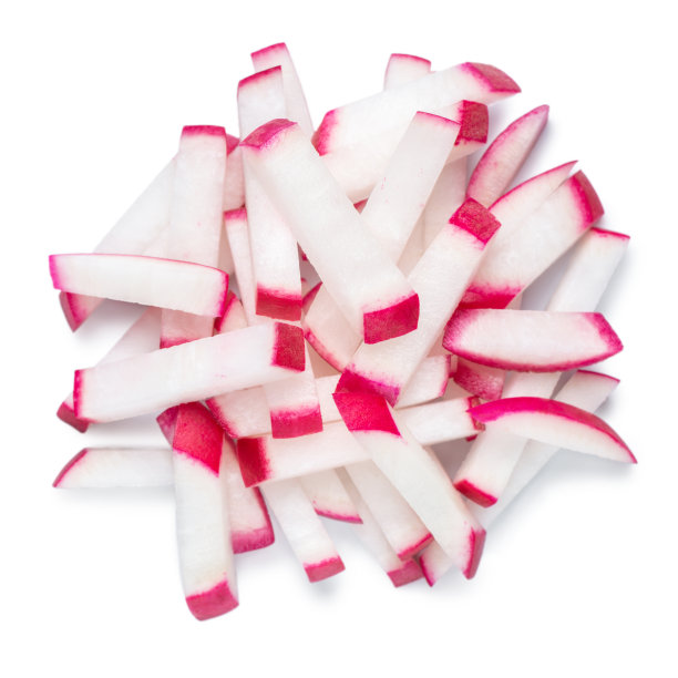 俯视图堆蔬菜根萝卜切碎条纹孤立在白色背景图片下载