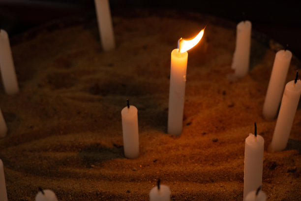 寺庙里的蜡烛。图片下载