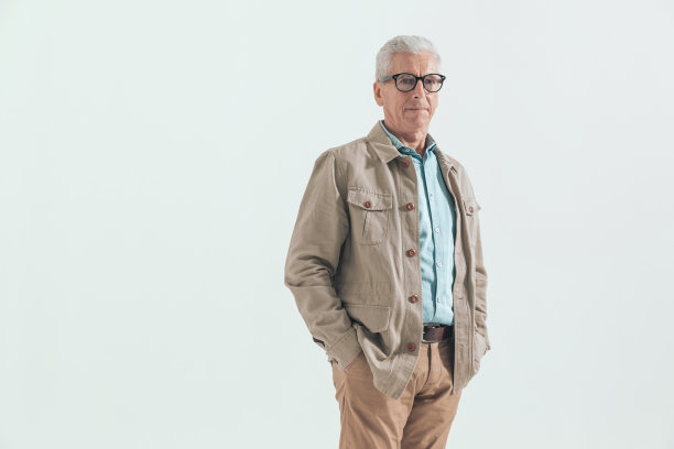 随便的男人把手放进口袋里图片下载