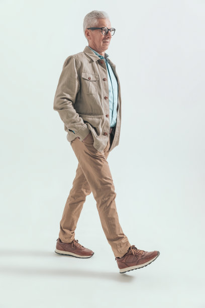 随便的老人走在路上图片下载