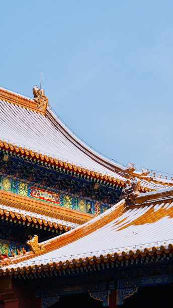 垂直低角度的紫禁城一座宗教建筑的屋顶，蓝色的天空背景图片下载
