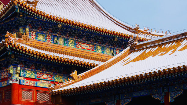 紫禁城一座宗教建筑的低角度屋顶，蓝色的天空背景图片下载