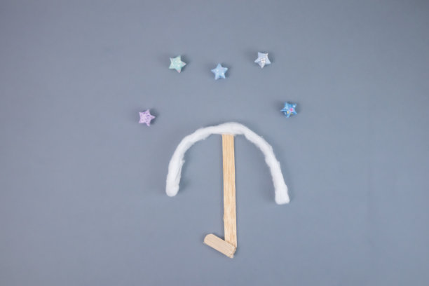 伞上有许多星星的插图。图片下载