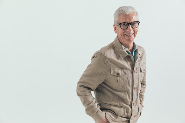 男人漫不经心地微笑着，双手插在口袋里图片下载